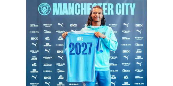 Manchester City prodloužil Akeovu smlouvu do roku 2027