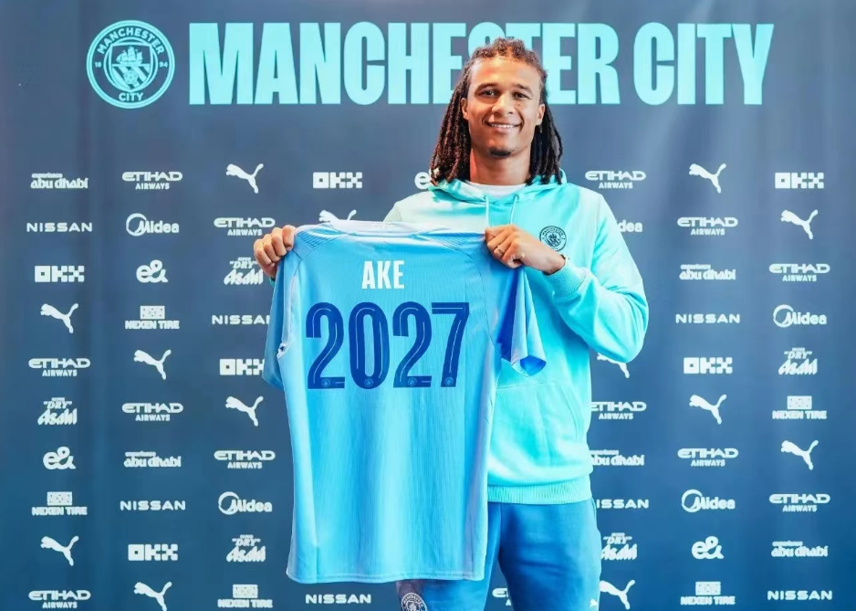 Manchester City prodloužil Akeovu smlouvu do roku 2027